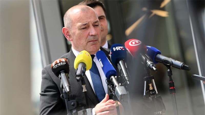  Medved: Najoštrije osuđujem skidanje zastave u Kninu 